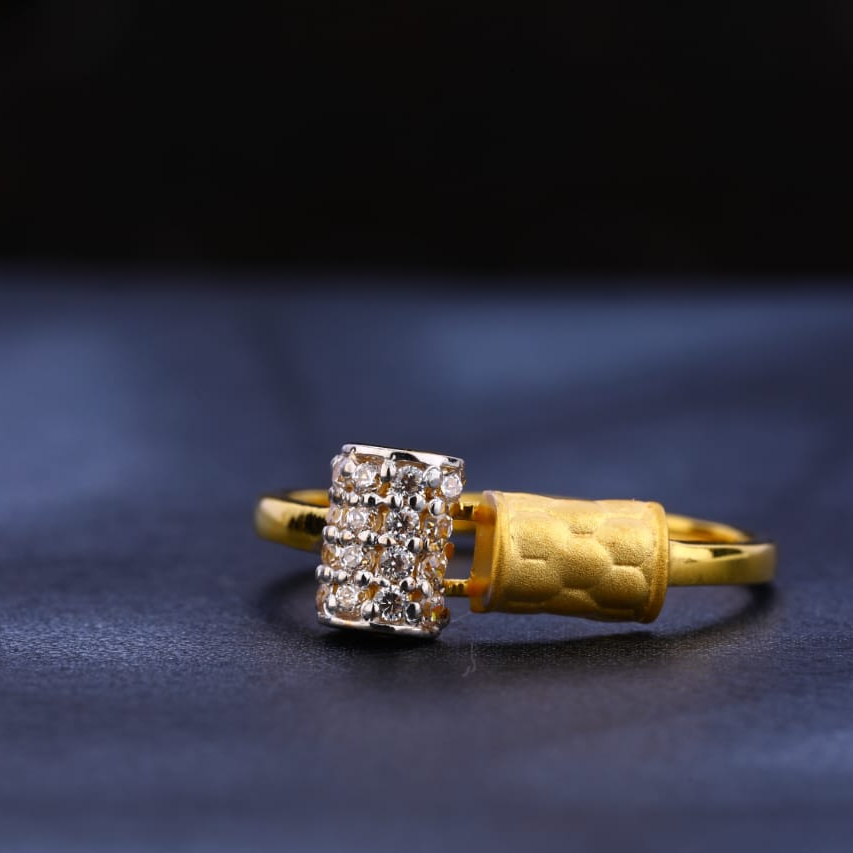 916 Gold CZ Hallmark Classic Ladies Ring LR341