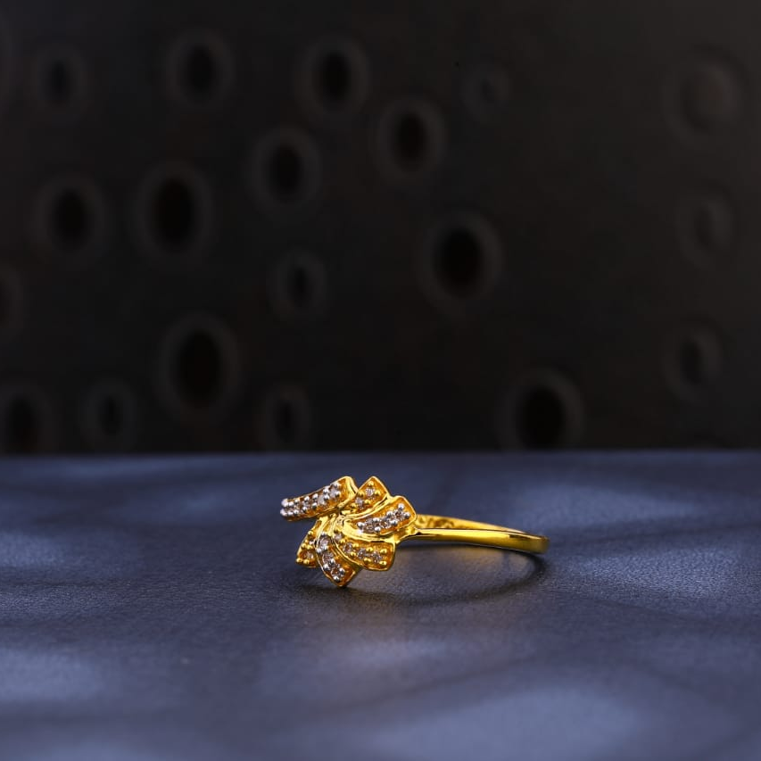 916 Gold Ladies Designer Ring LR1585