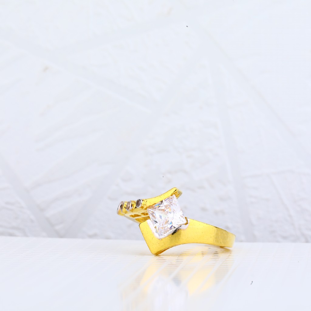 18kt Gold Hallmark Ladies Italian Ring LIR39