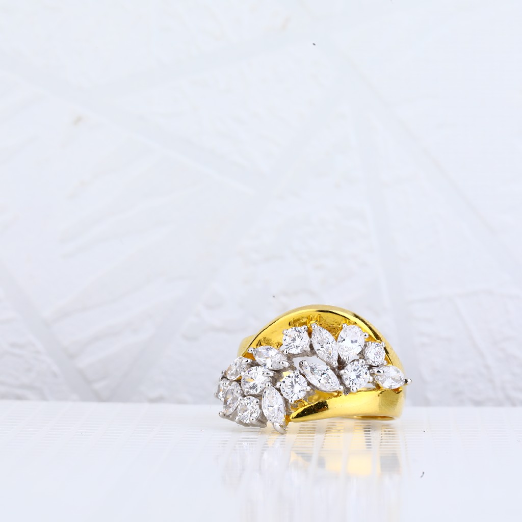18kt Gold Italian Ladies Ring LIR45