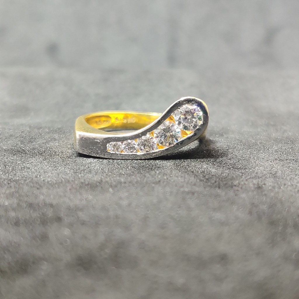 916 Ladies Single Stone Ring
