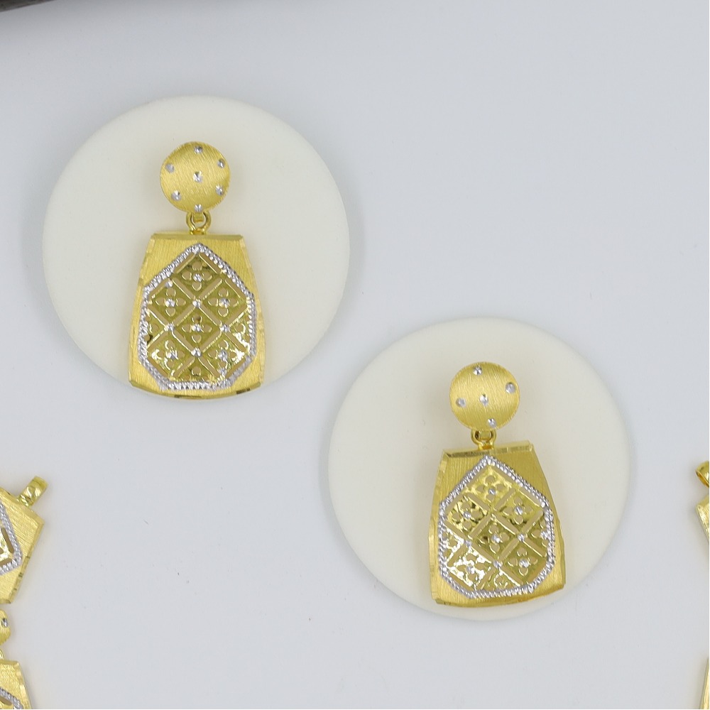 Dazzling gold necklace for the bride