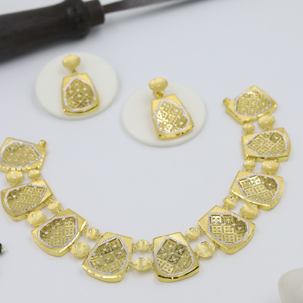 Dazzling gold necklace for the bride