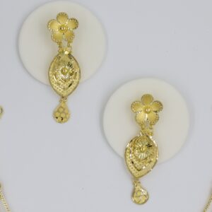 Stunning Gold Necklace For All Brides
