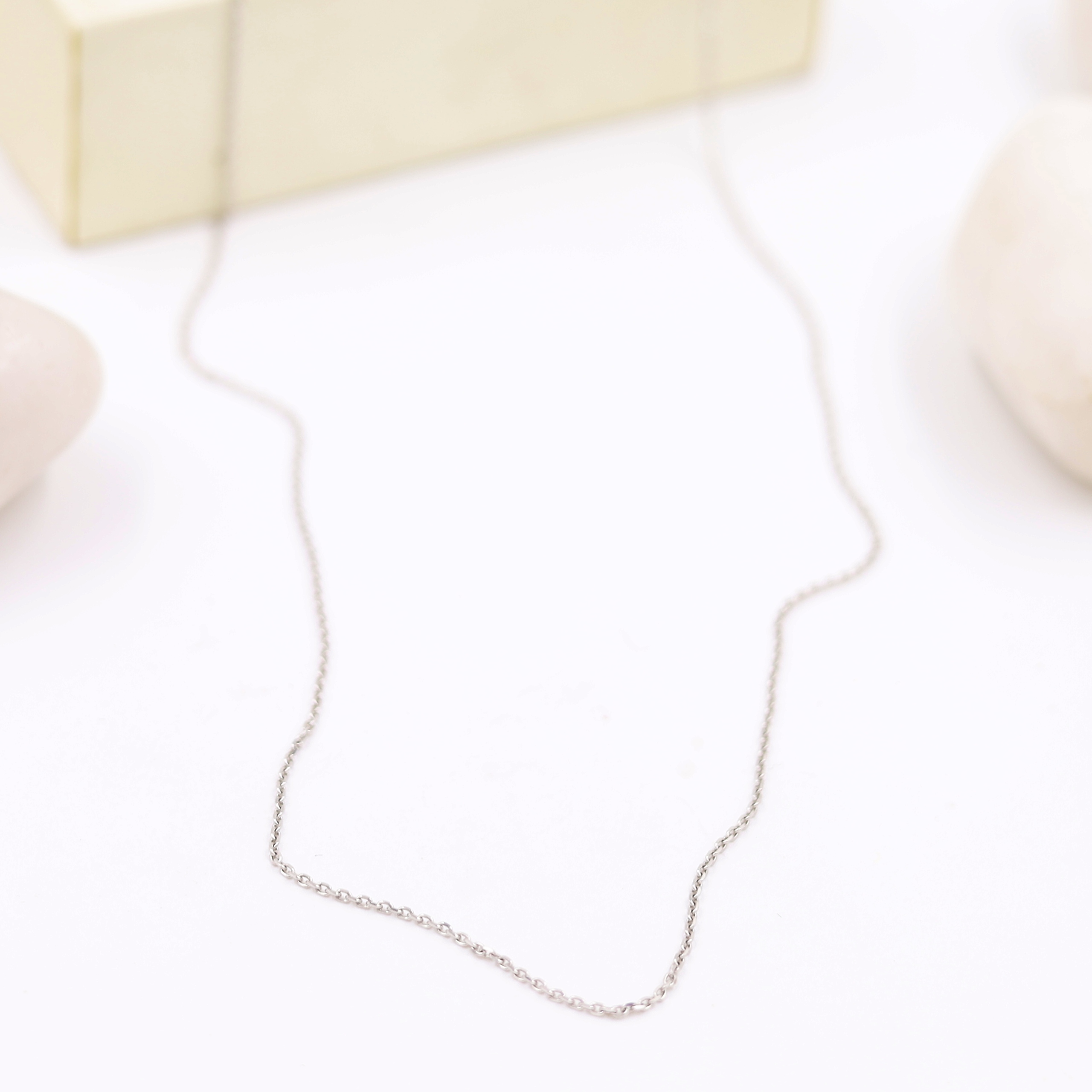 18kt White Gold Timeless Piece Of Modern Single Layer Chain
