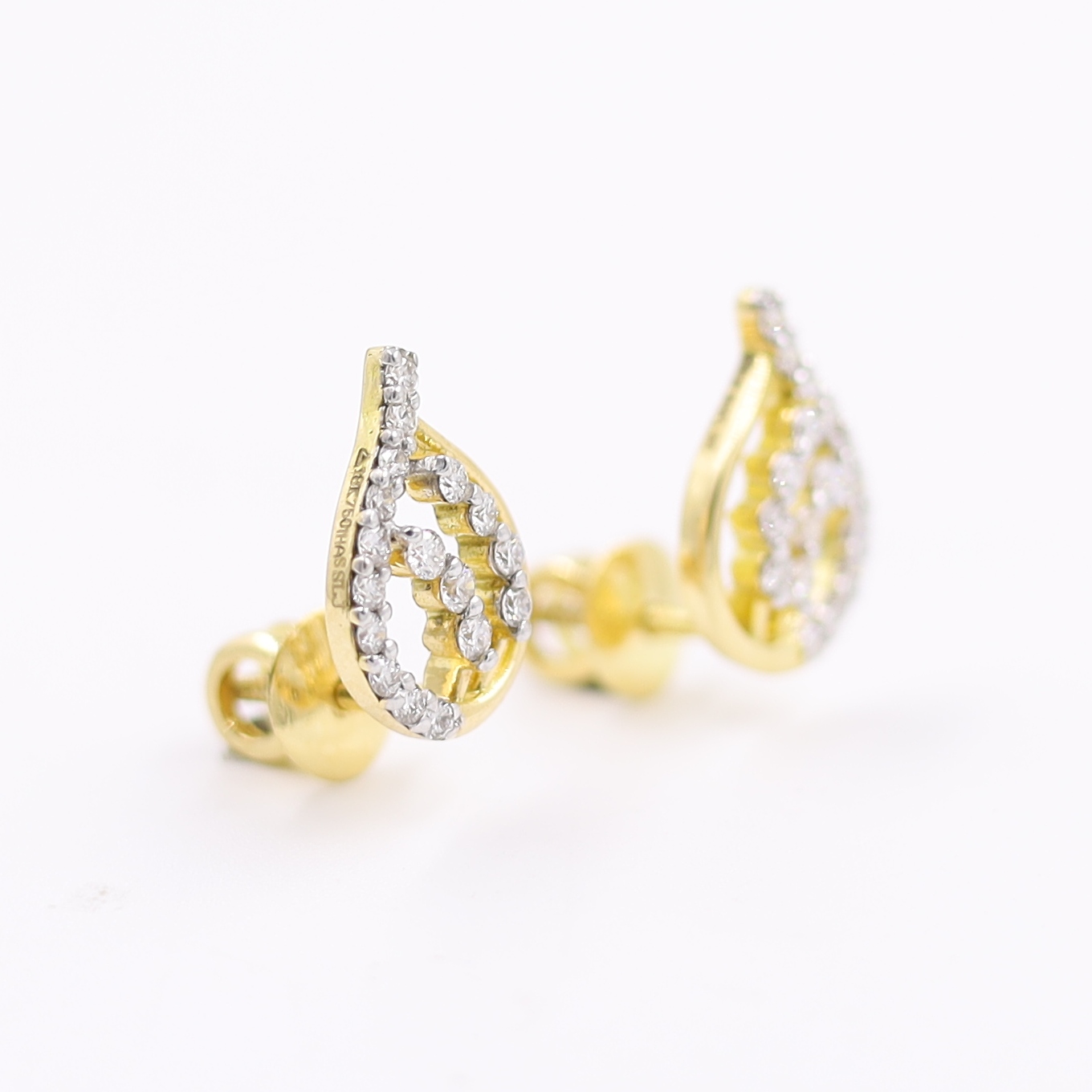 Classy 18 Karat Yellow Gold Daimond Stud Earrings