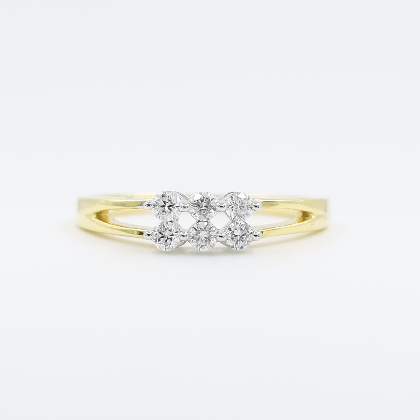 14Kt Sleek Dazzling Gold And Diamond Finger Ring