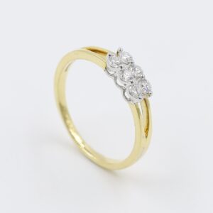 14Kt Sleek Dazzling Gold And Diamond Finger Ring