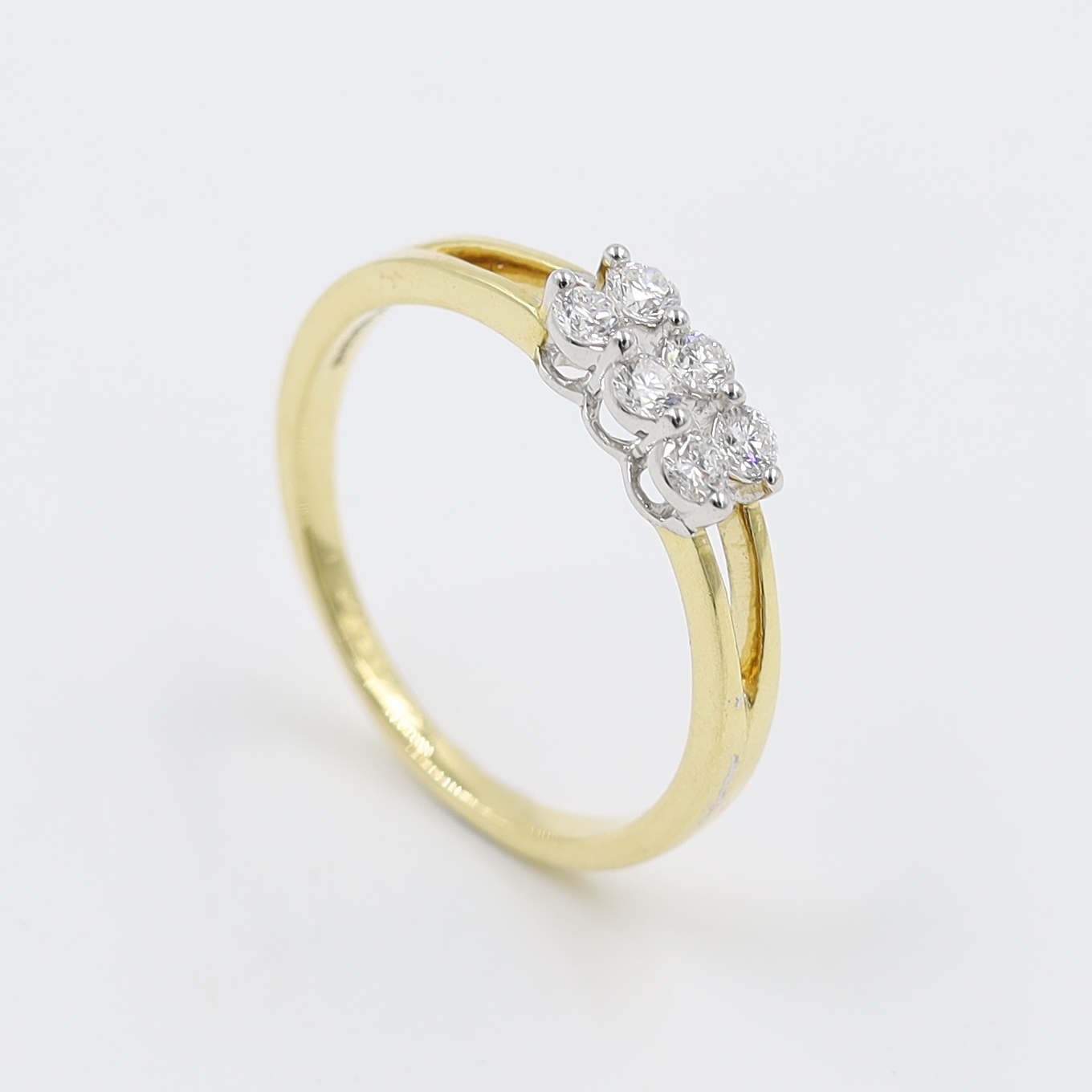 14Kt Sleek Dazzling Gold And Diamond Finger Ring