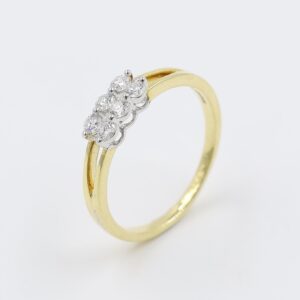 14Kt Sleek Dazzling Gold And Diamond Finger Ring