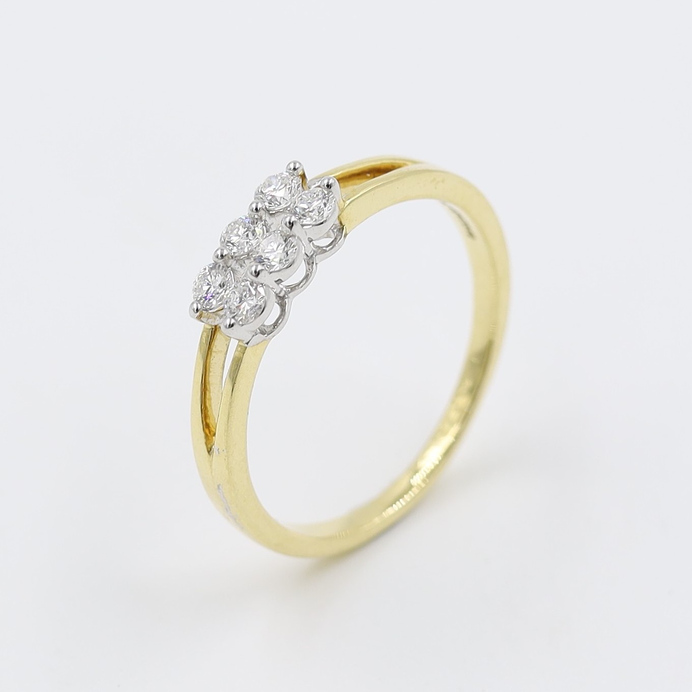 14Kt Sleek Dazzling Gold And Diamond Finger Ring