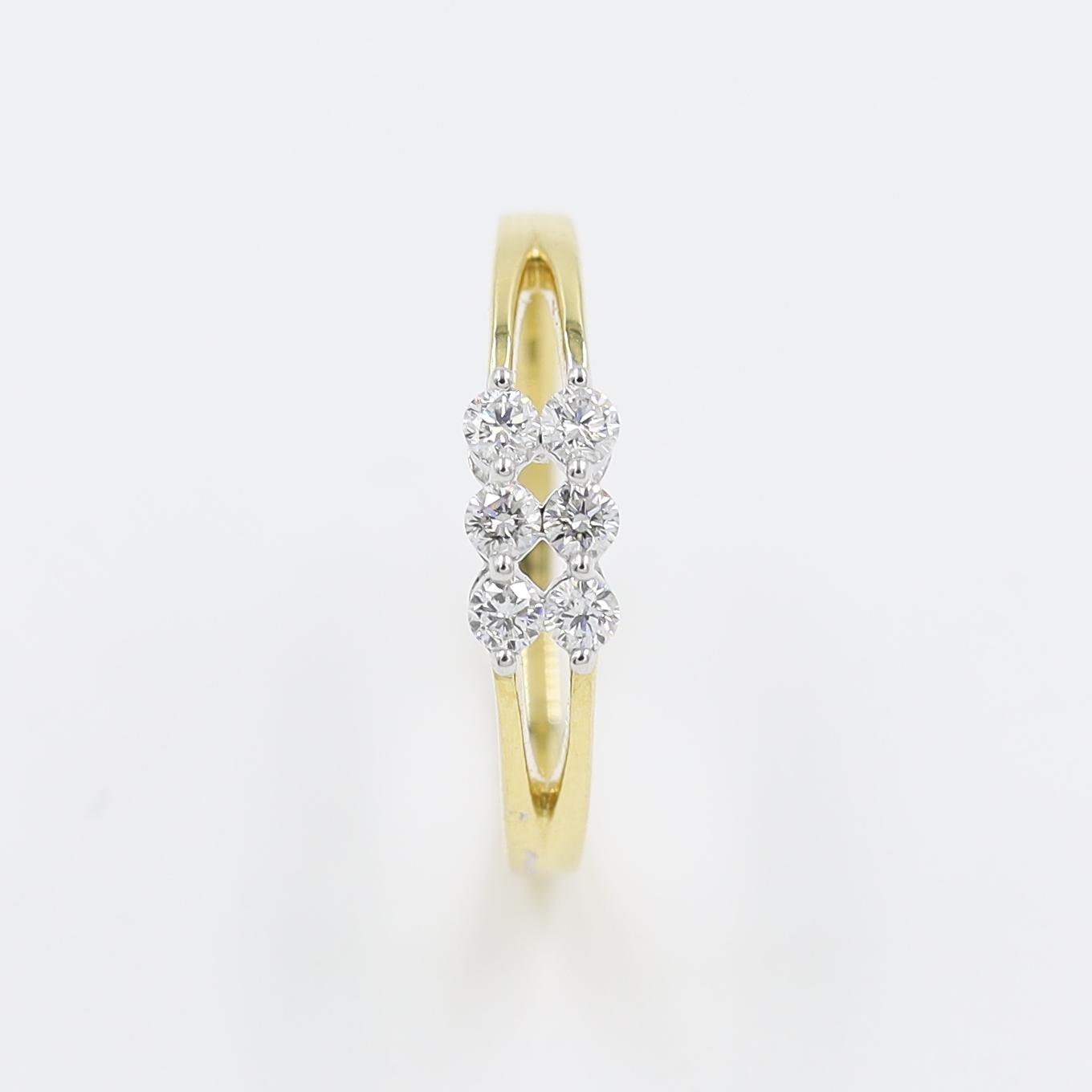 14Kt Sleek Dazzling Gold And Diamond Finger Ring