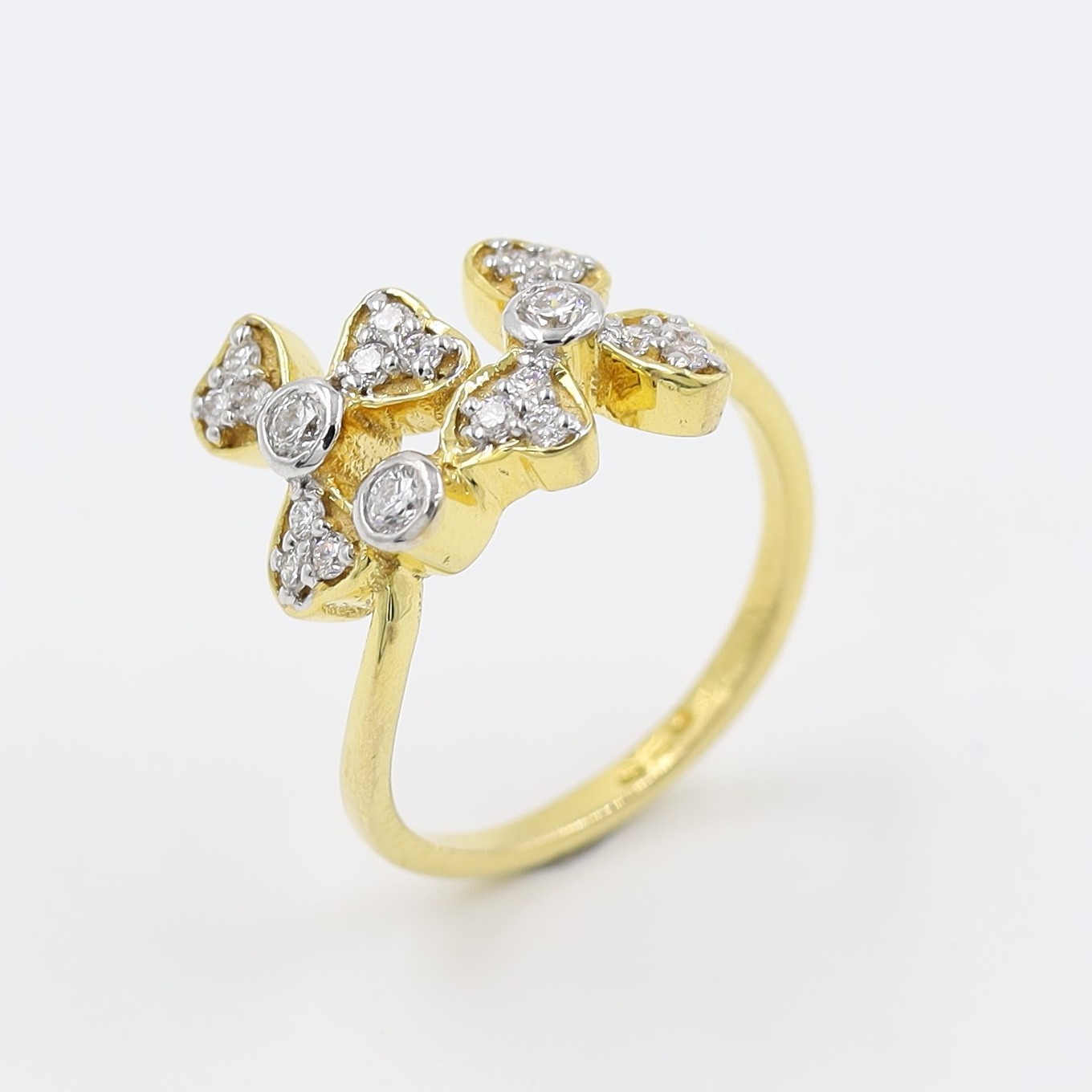 18Kt Yellow Gold Real Diamaond Ring With Unique Flower Shape