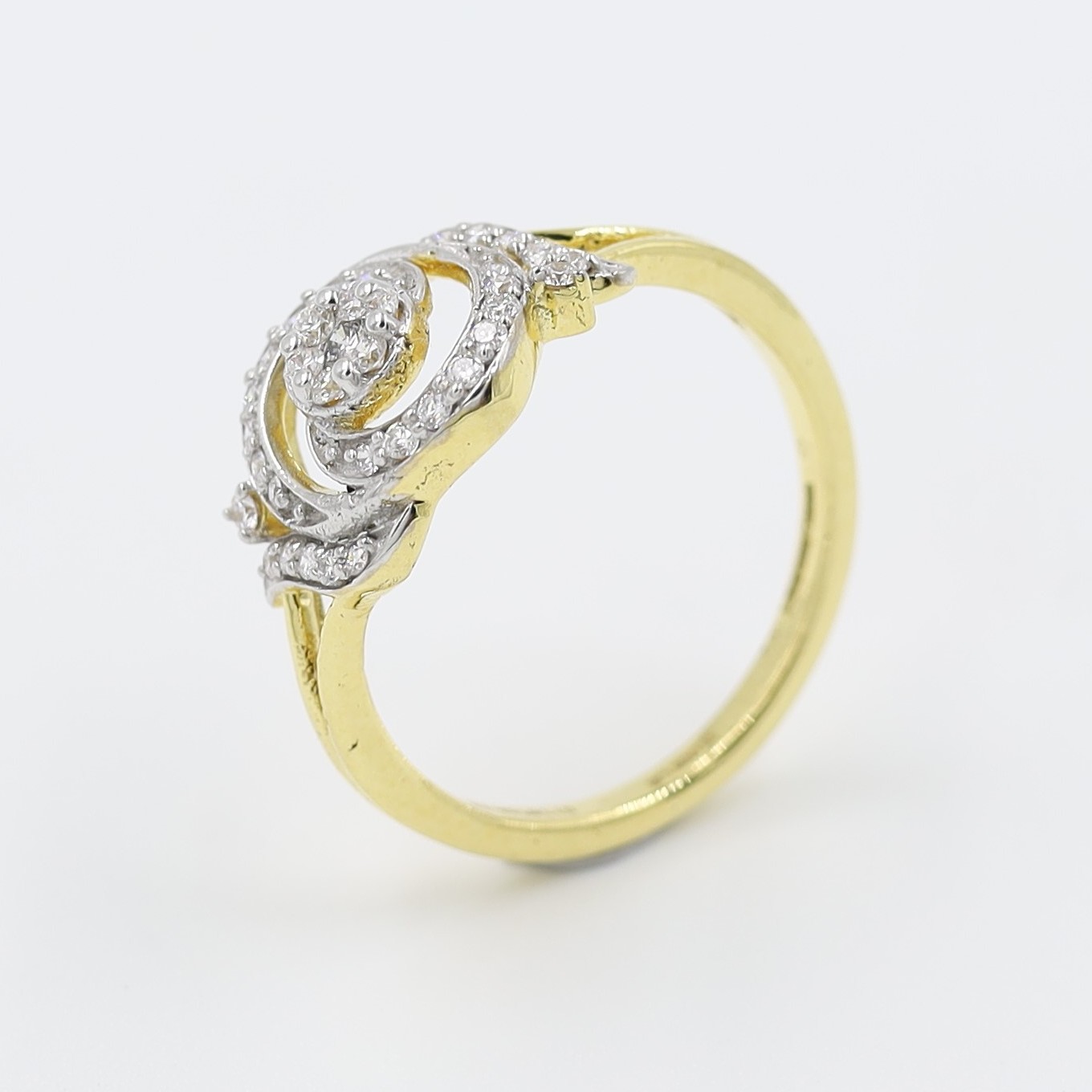 18Kt Yellow Gold Diamond Ring With Pressure Diamond Work