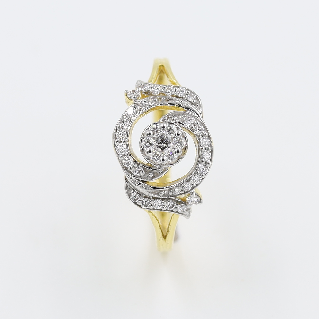 18Kt Yellow Gold Diamond Ring With Pressure Diamond Work