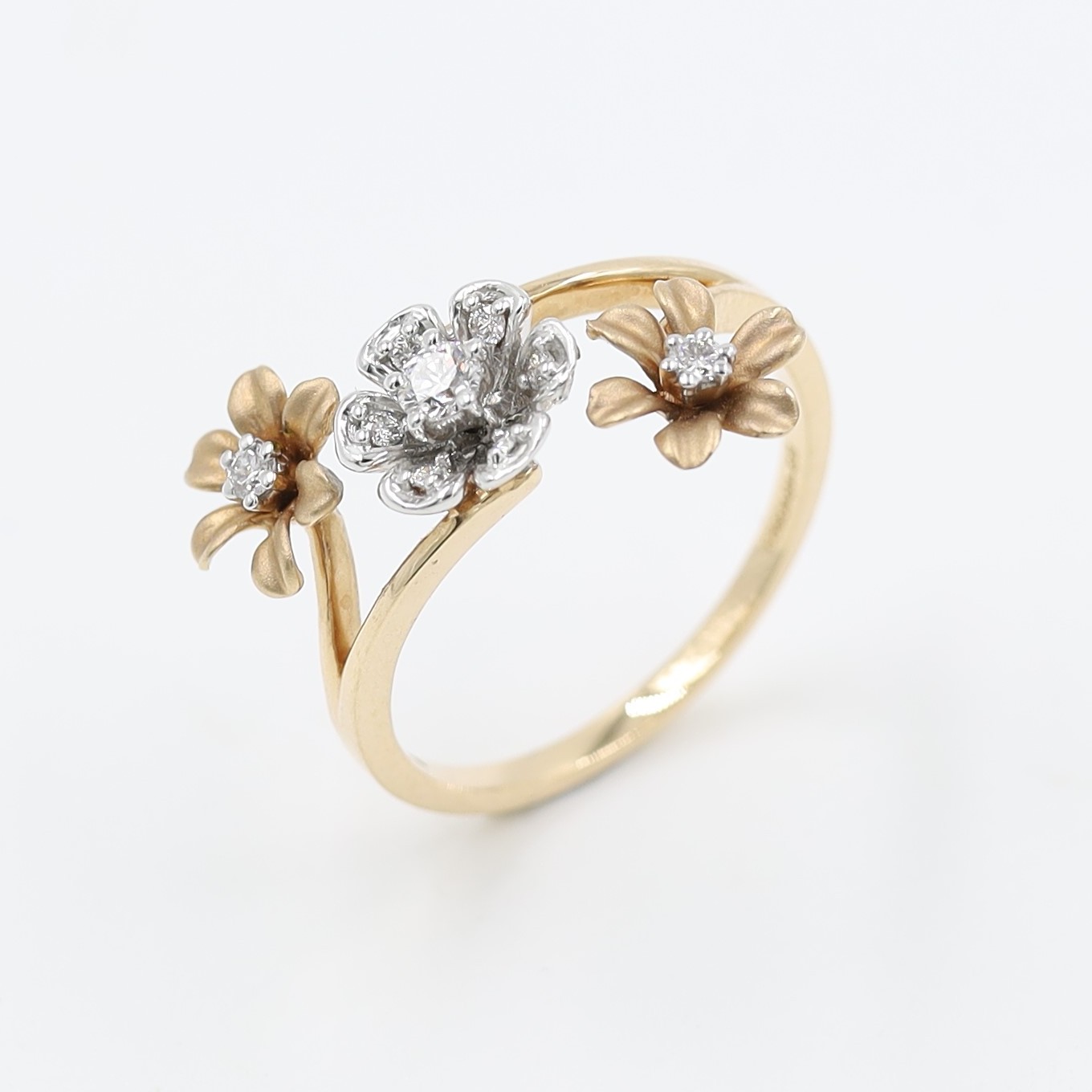14Kt Rose Gold Ring With Three Flowers On Top