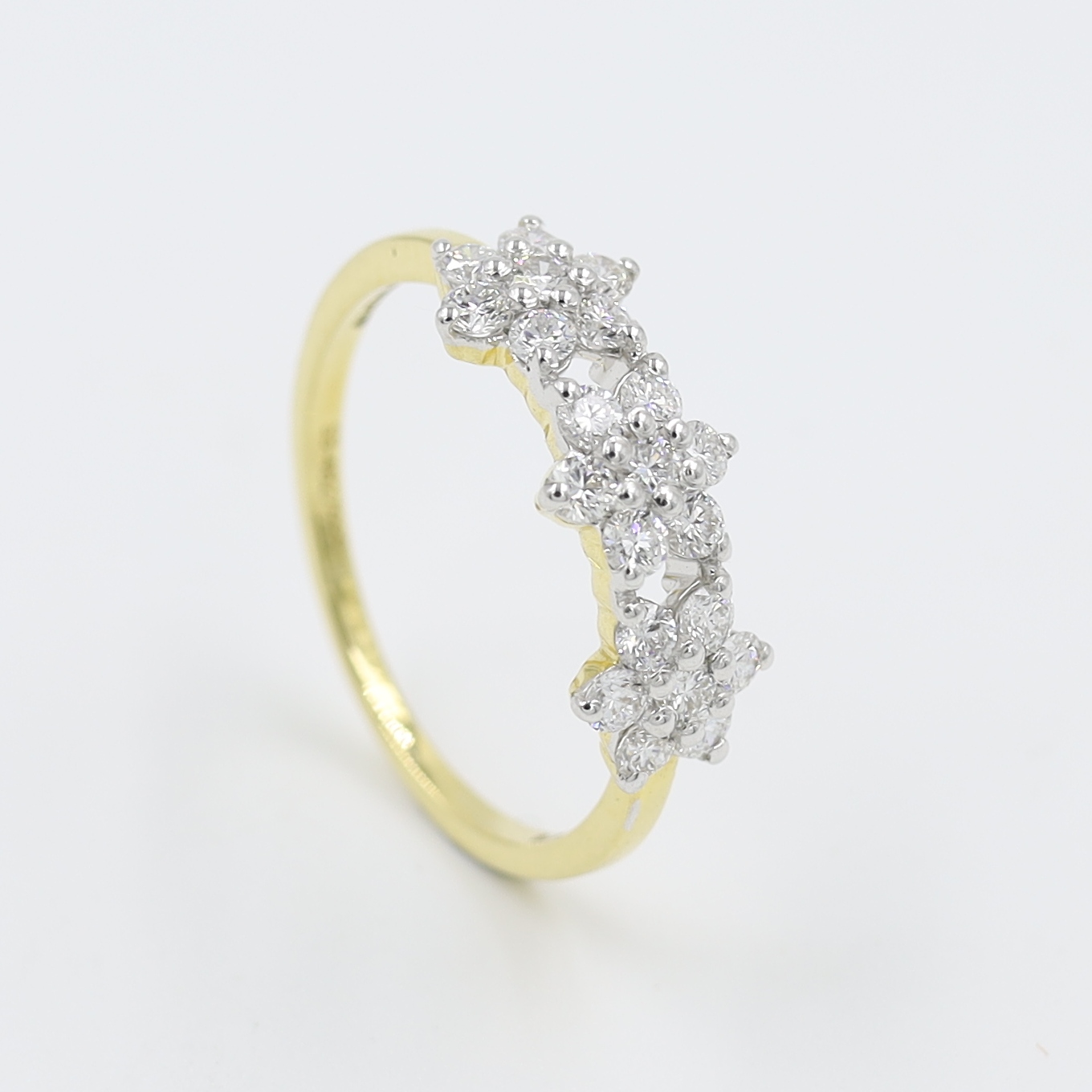 14Kt Yellow Gold Daimond Ring with Stars Beautifully Studded With Natral Diamonds