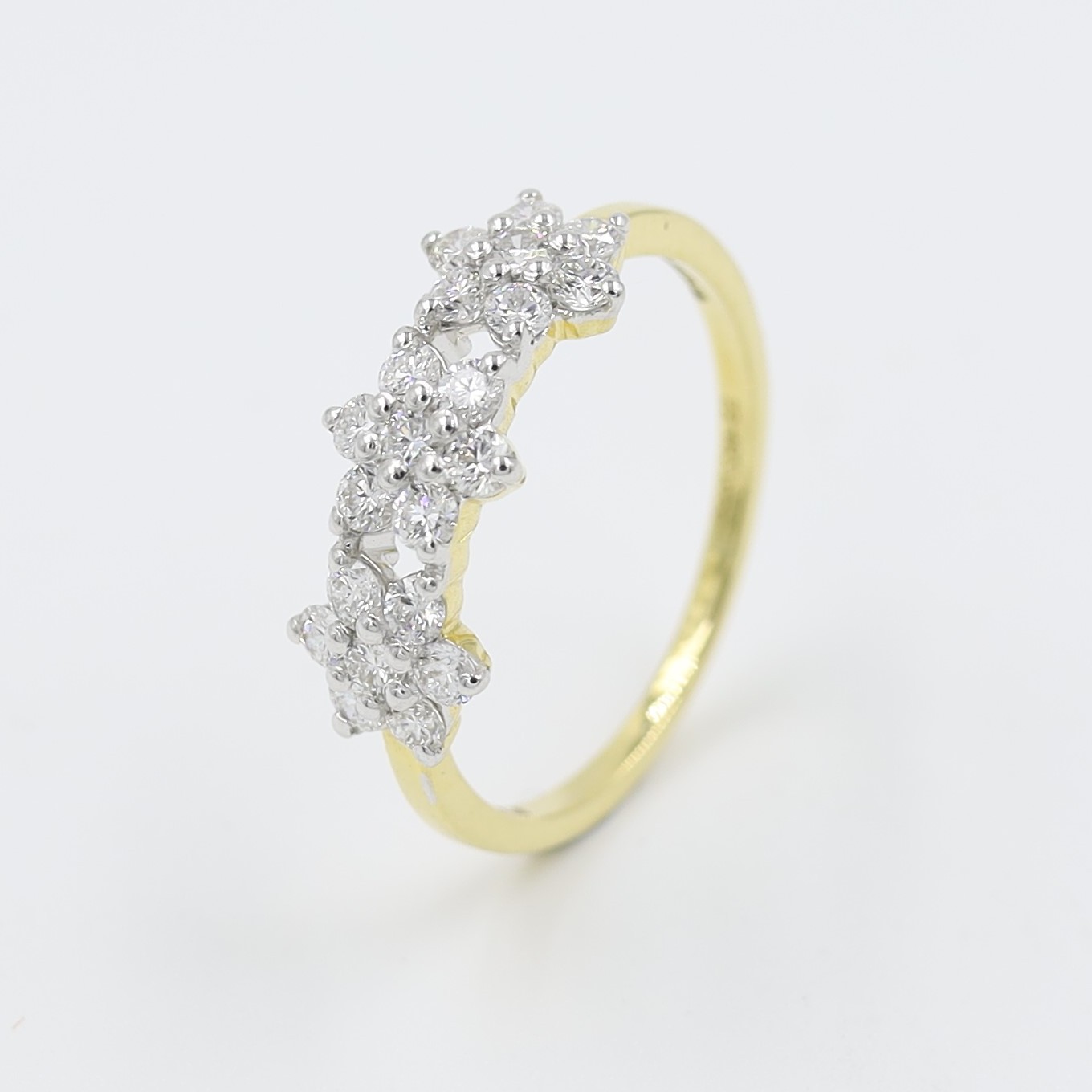 14Kt Yellow Gold Daimond Ring with Stars Beautifully Studded With Natral Diamonds