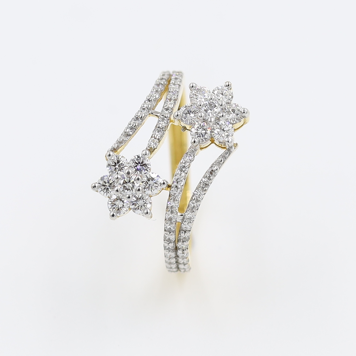 18Kt Yellow Gold Ring  With Dual Diamond Star & double diamond side lines