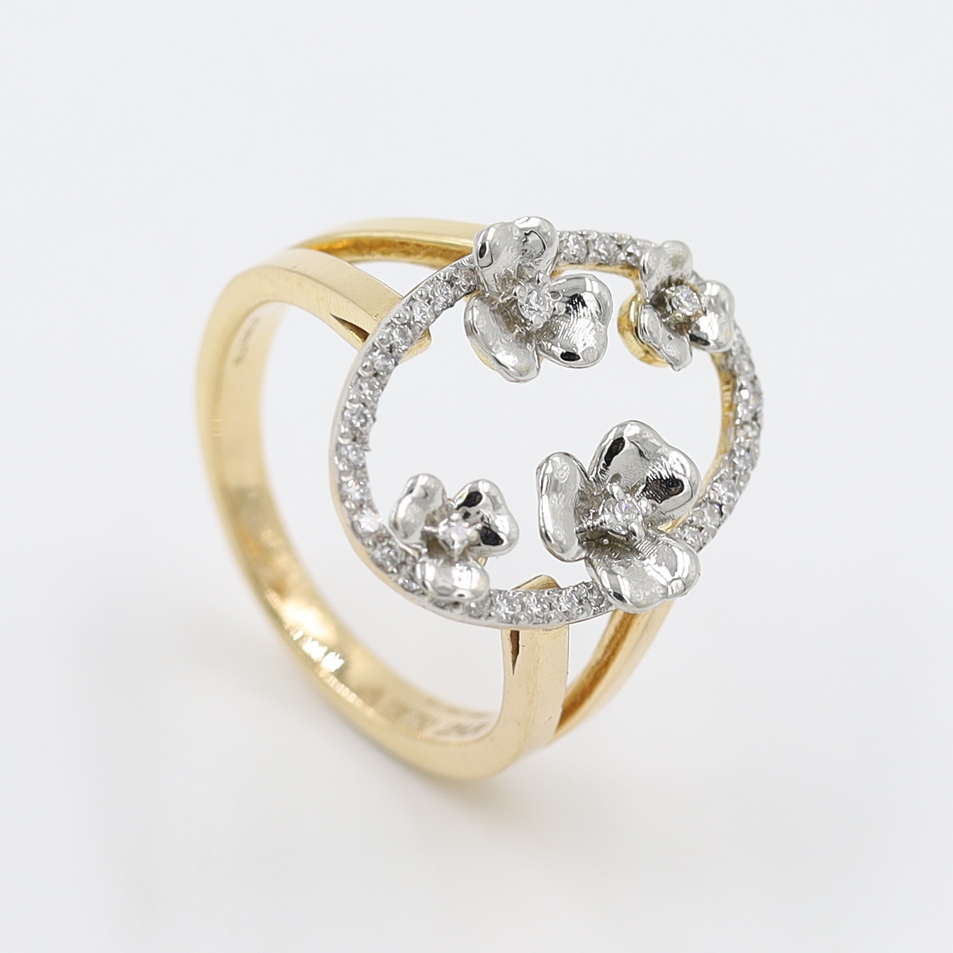 18Kt Round Ring With Diamond Border And Flowers Studded With Diamonds