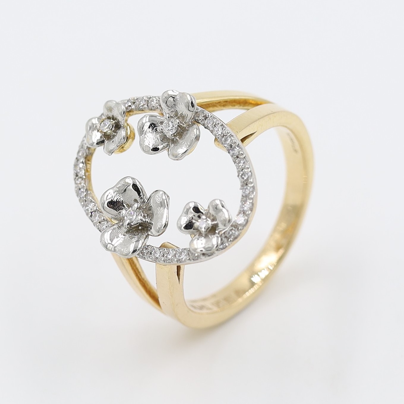18Kt Round Ring With Diamond Border And Flowers Studded With Diamonds