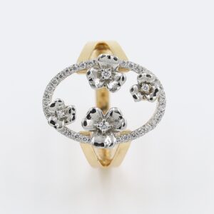 18Kt Round Ring With Diamond Border And Flowers Studded With Diamonds