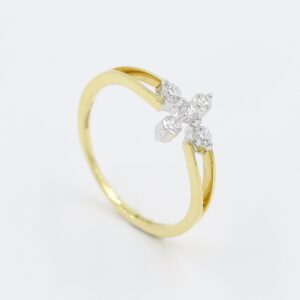 14Kt Yellow Gold Flower Style Natural Diamon Ring with Side Double Side Line