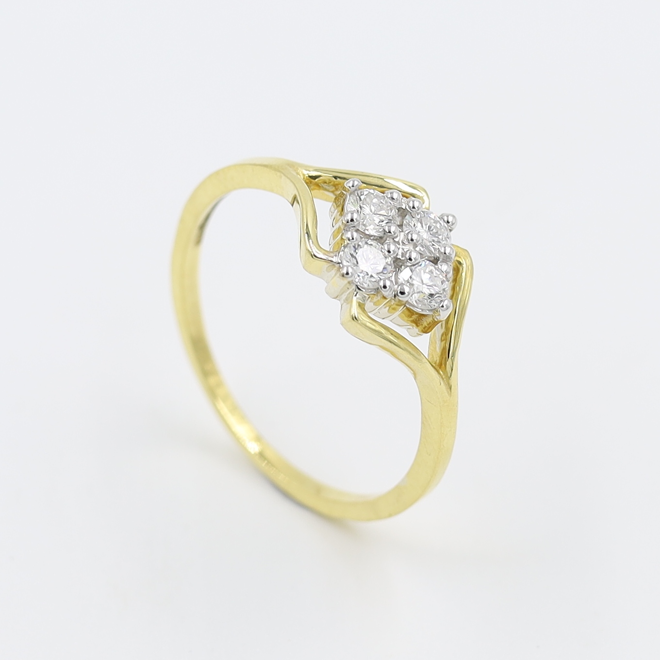 14Kt Yellow Gold Rhombus Sape Diamond Ring With Side Border