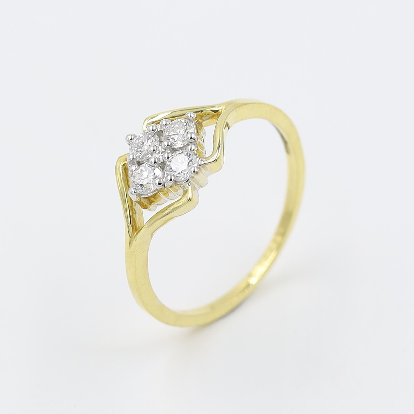 14Kt Yellow Gold Rhombus Sape Diamond Ring With Side Border