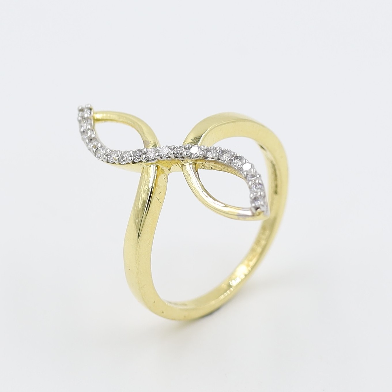 18Kt Yellow Gold Fansy Diamond Ring