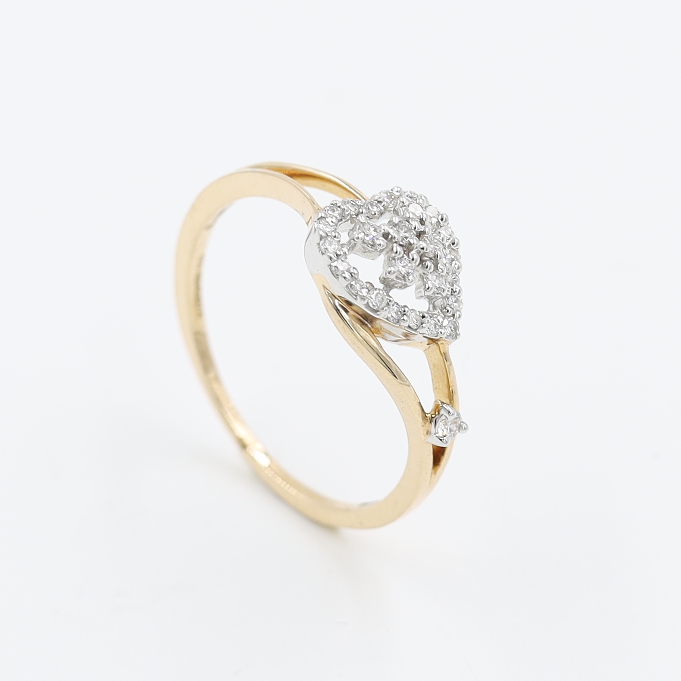 14kt Rose Gold Designer Ring Stuuded With Natral Diamonds