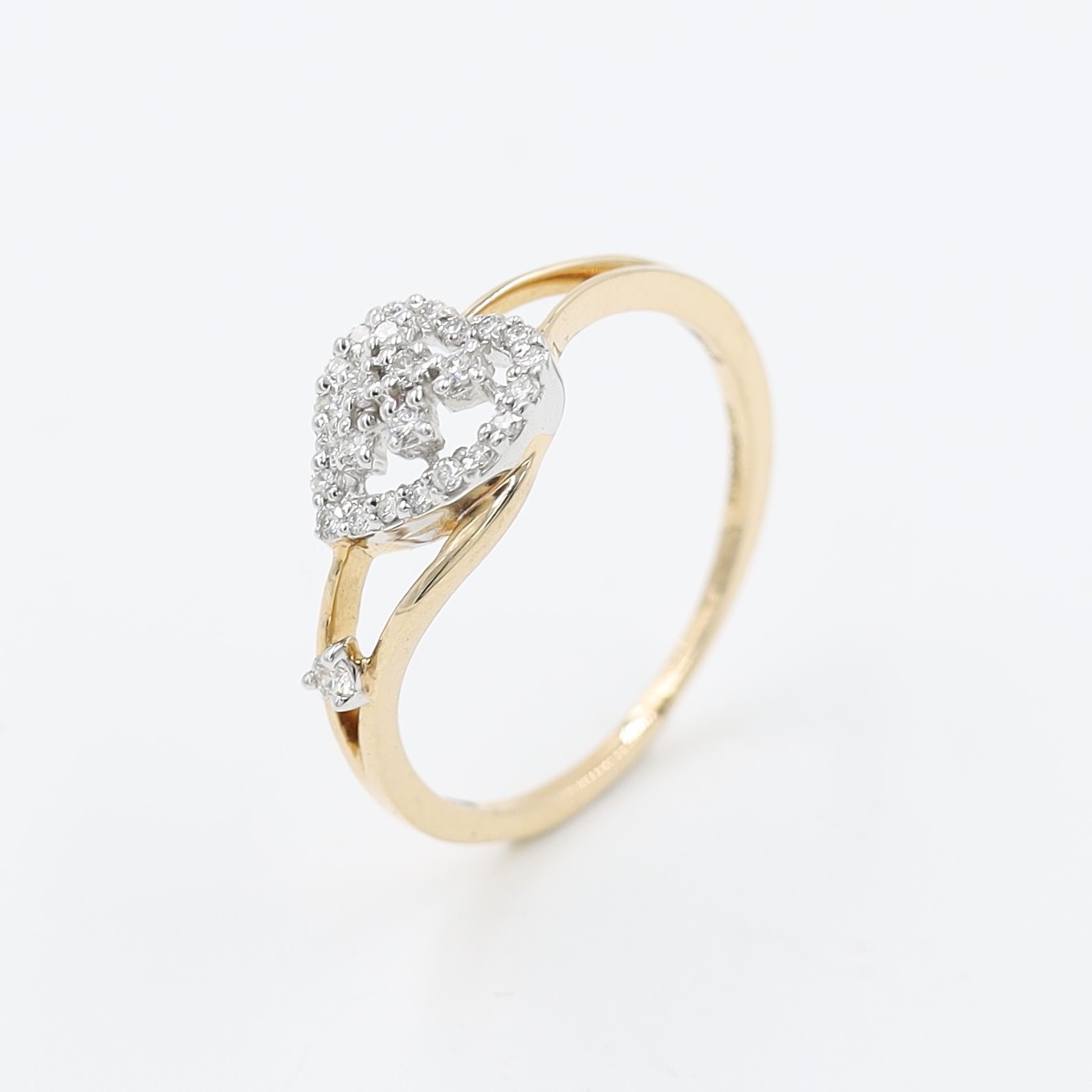 14kt Rose Gold Designer Ring Stuuded With Natral Diamonds