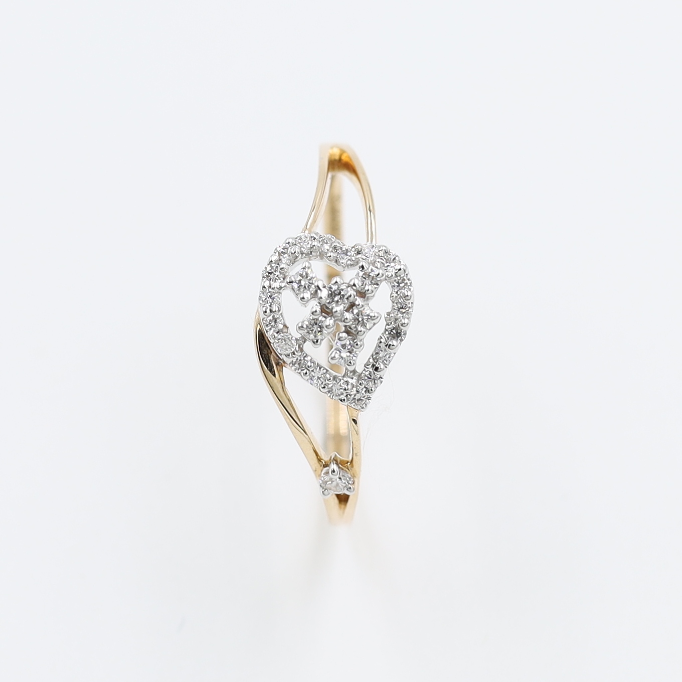 14kt Rose Gold Designer Ring Stuuded With Natral Diamonds
