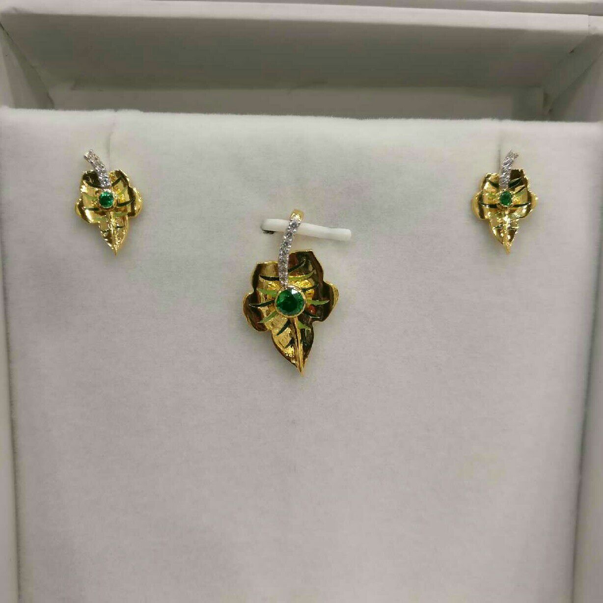 22K / 916 Gold Ladies Indian Leaf Pendant Set