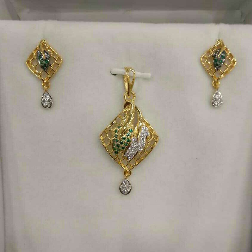 916 Gold Attractive Modern Pendant Set