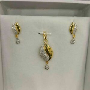 916 Antique Indian Attractive Pendant Set