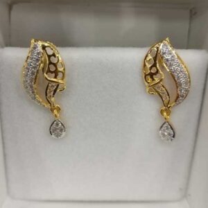 22K / 916 Gold Ladies Attractive Diamond Earrings