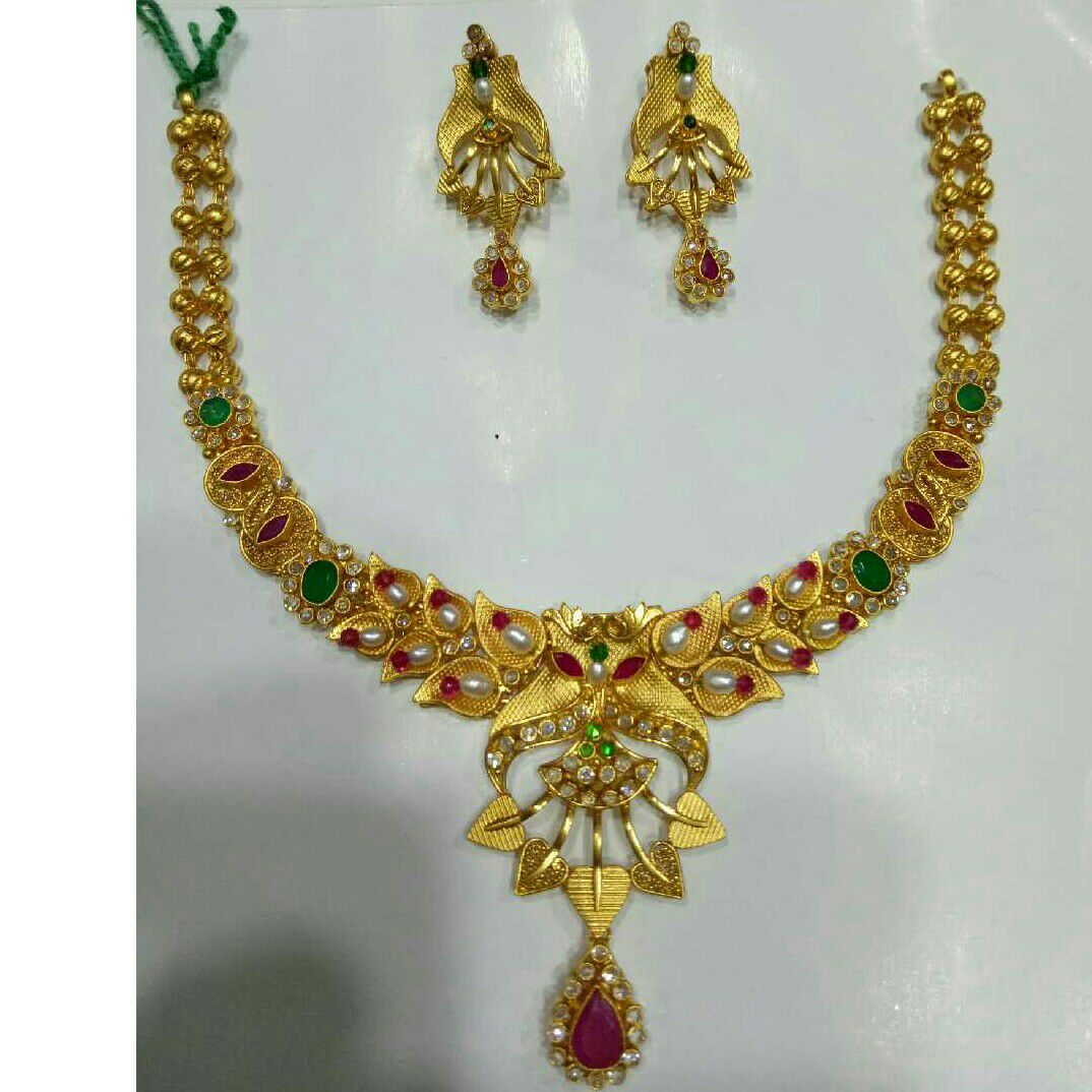 22KT Yellow Gold Ladies Indian Short Antique Necklace Set