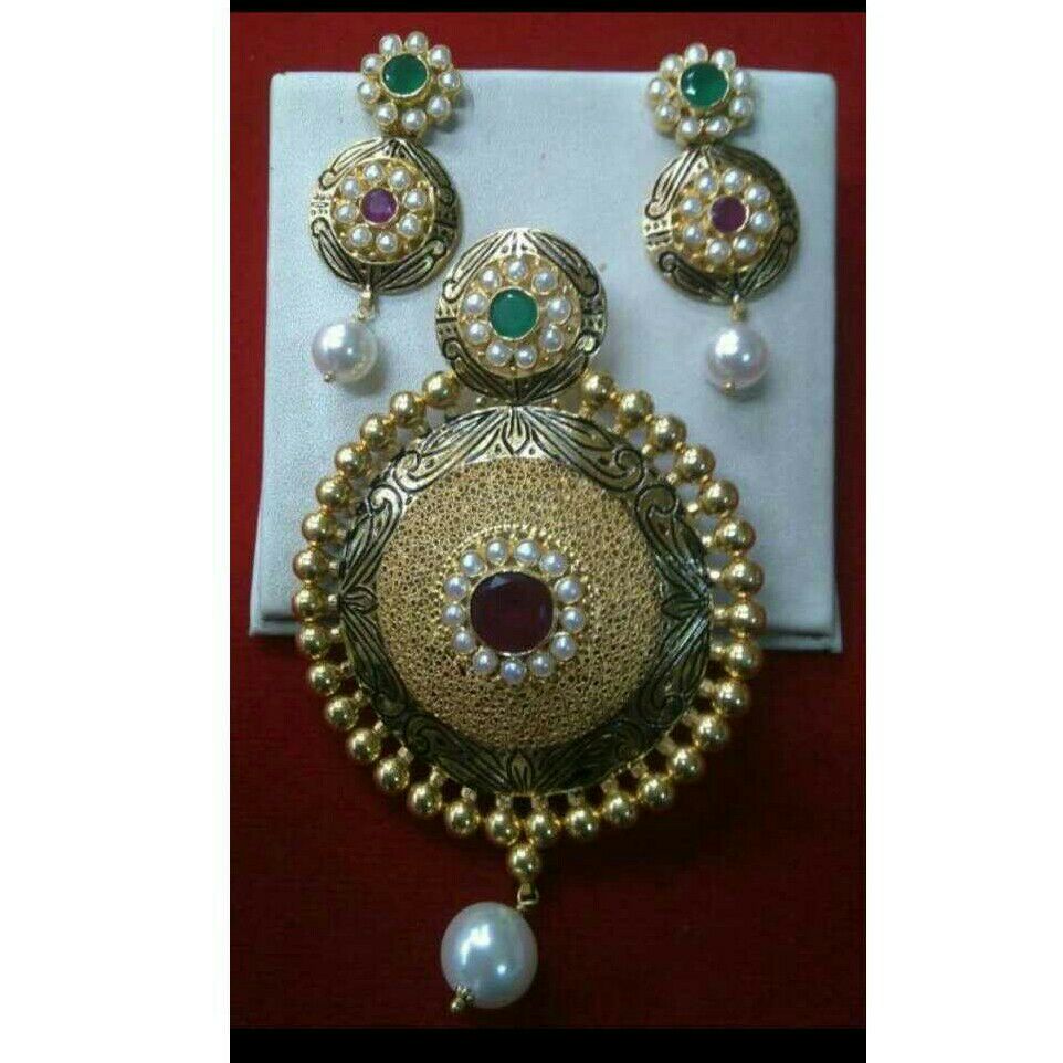 22K / 916 gold Ladies Indian Antique pendant set