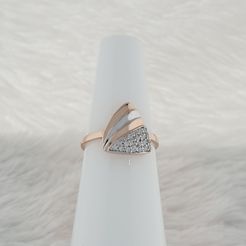 Triangle rose gold ladies ring