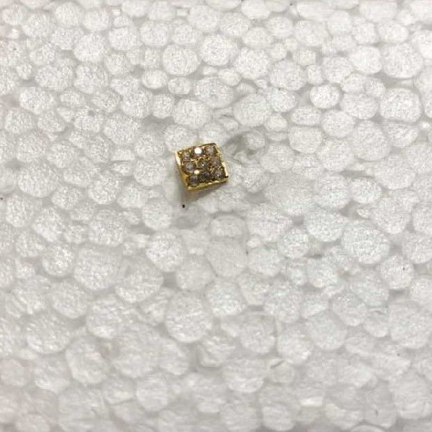 18K / 750 Gold Indian Diamond Square Nosepin