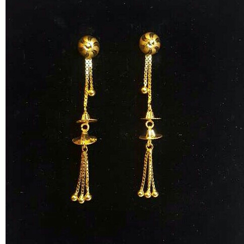 18KT Gold Ladies Indian Fancy Soidora earrings Yellow