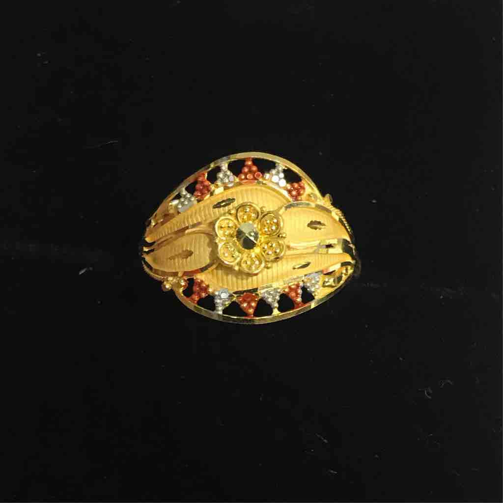 Attractive gold ladies ring