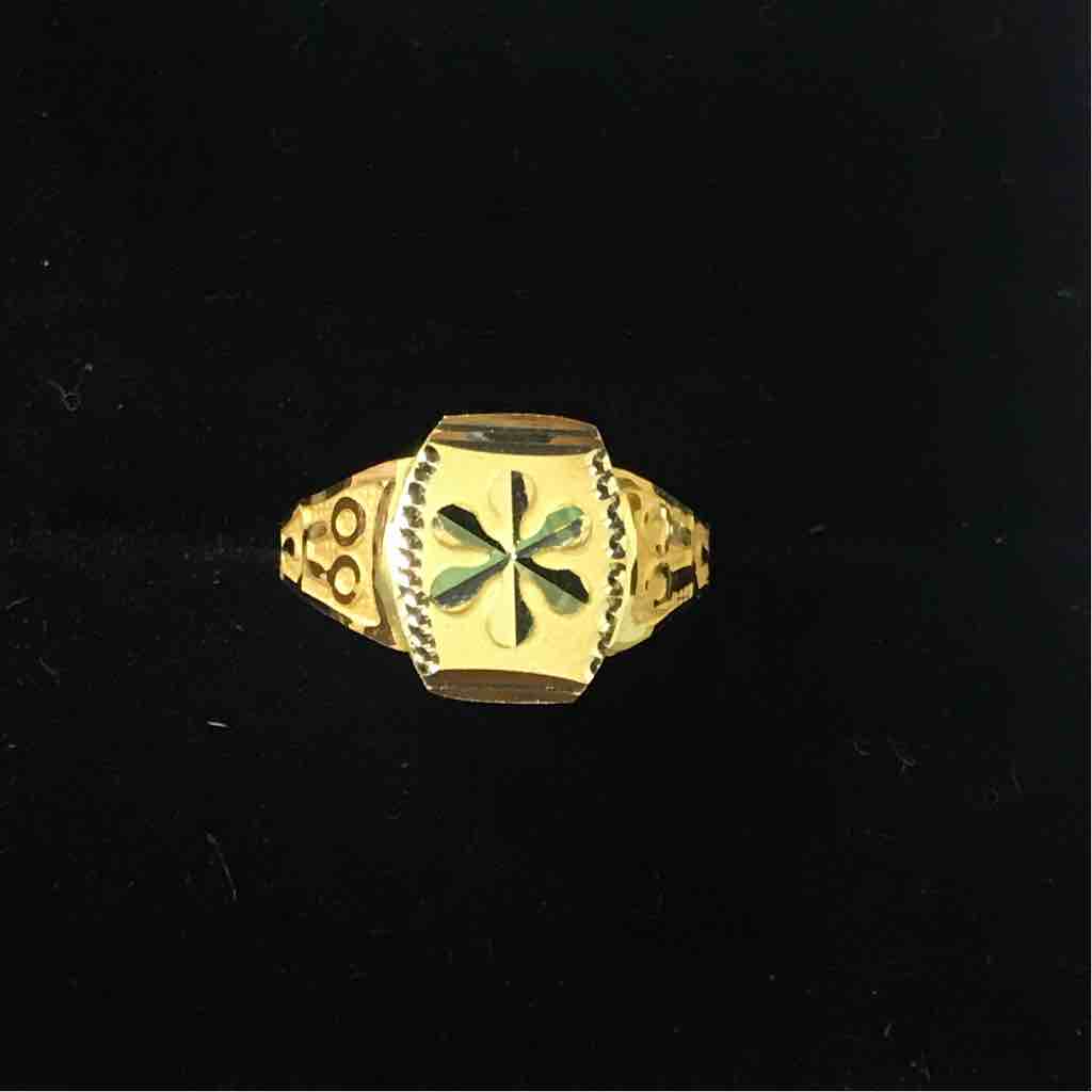 Attractive 750 Gold Gents Ring