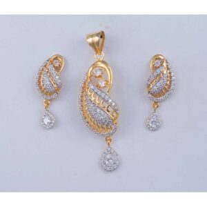 18KT Gold Stylish Pendant Set