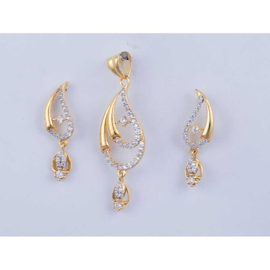 18KT Gold Antique Pendant Set