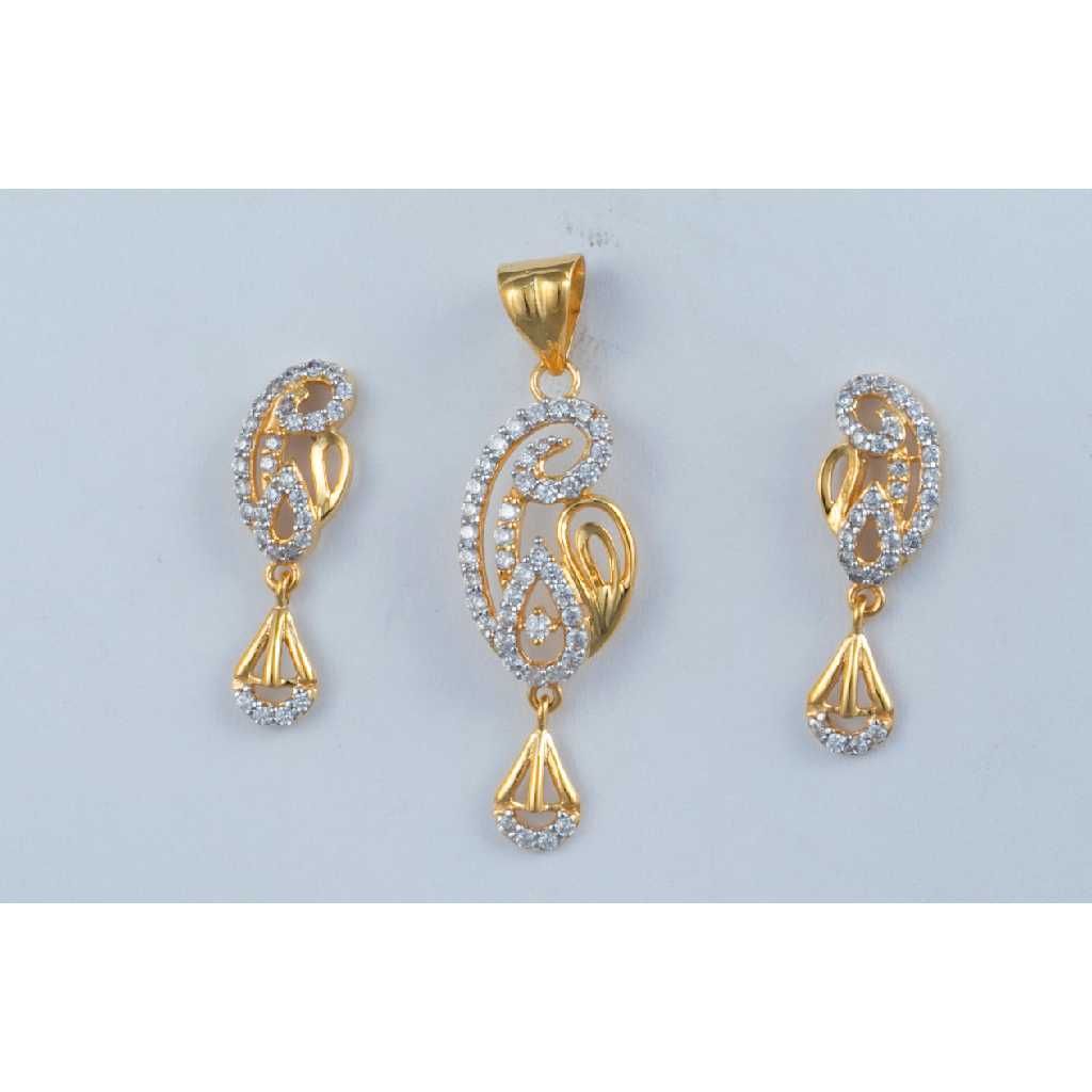 18KT Gold Designer Pendant Set