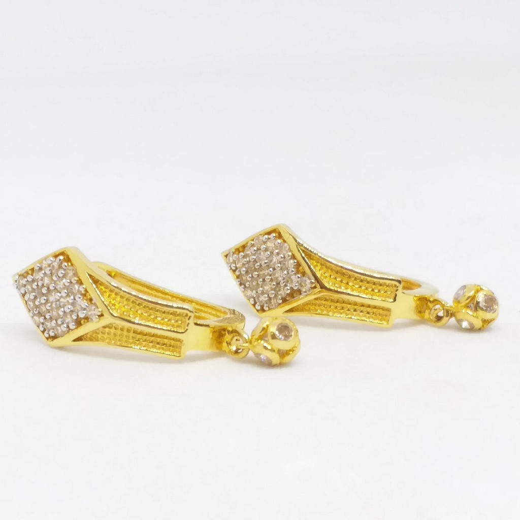 18 KT 750 Gold Daimond long fancy ladies Bali