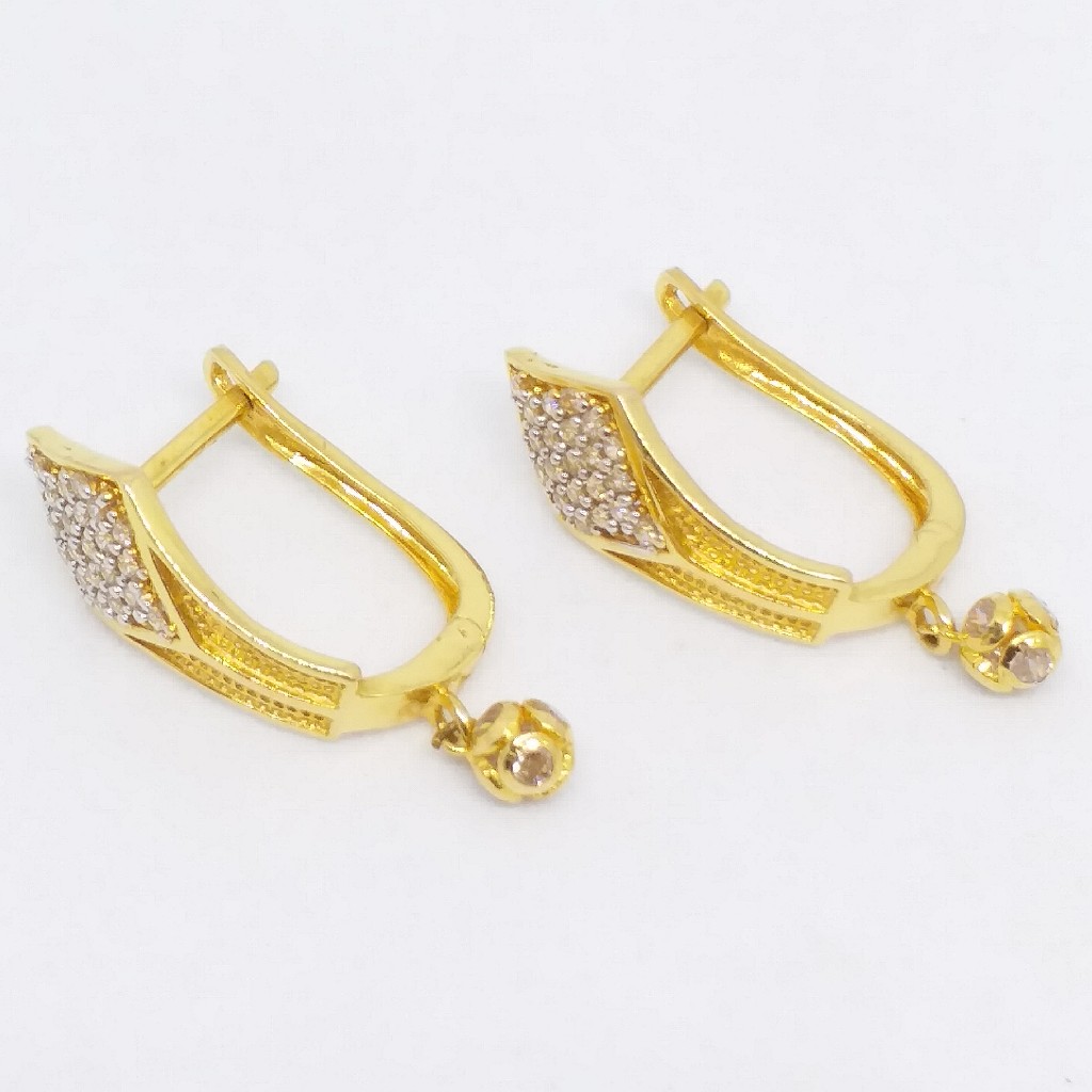 18 KT 750 Gold Daimond long fancy ladies Bali