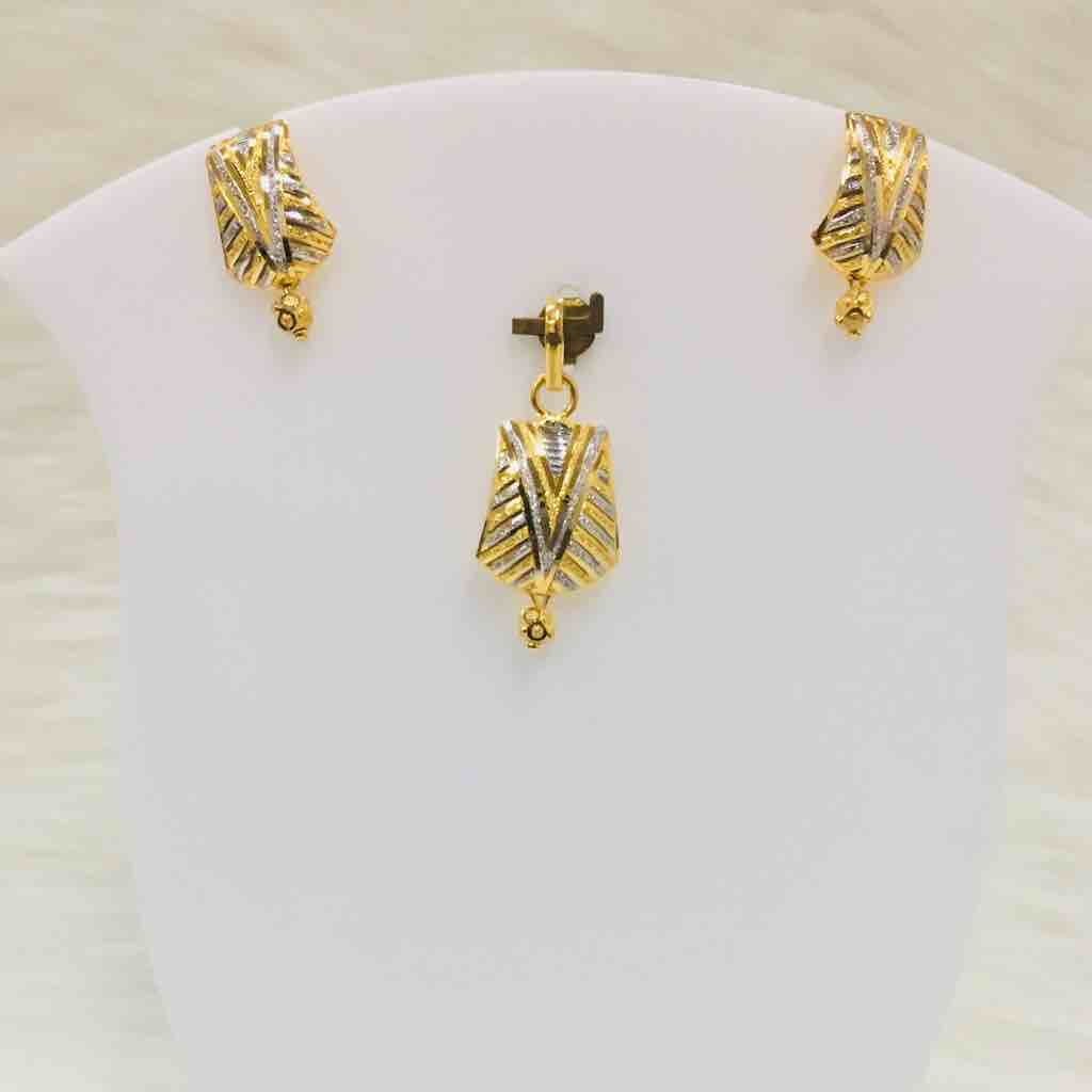 916 Gold Ladies Pendents set